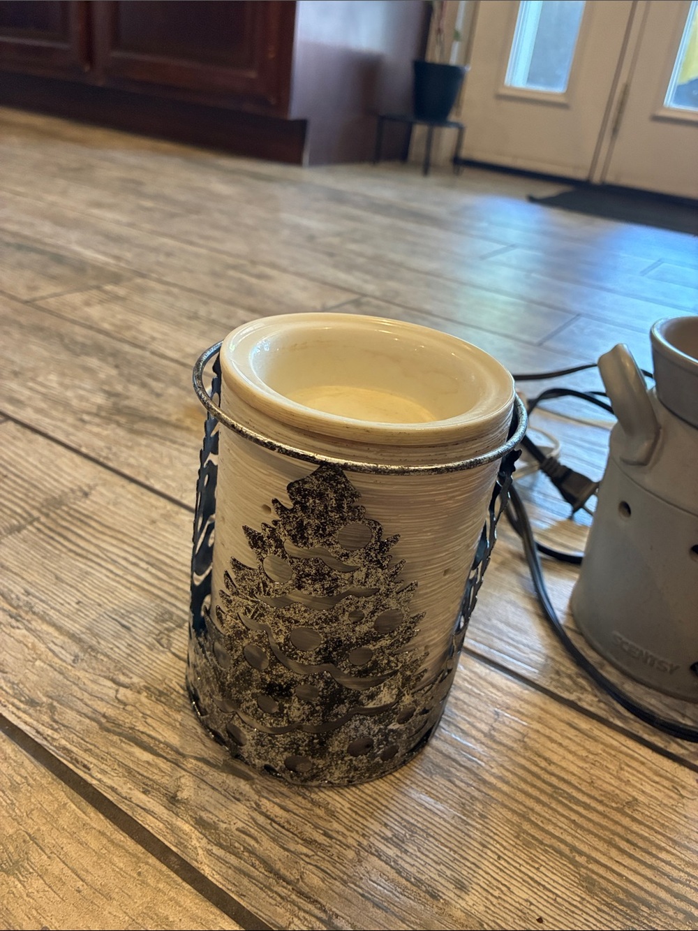 Scentsy Wax Warmer Lot with Two Christmas Wraps - Picture 3 of 3